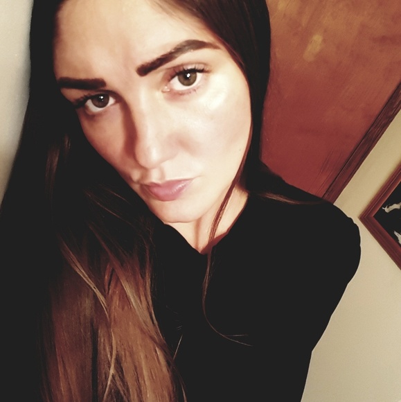 Meet your Posher, Nicole - Picture 2 of 6